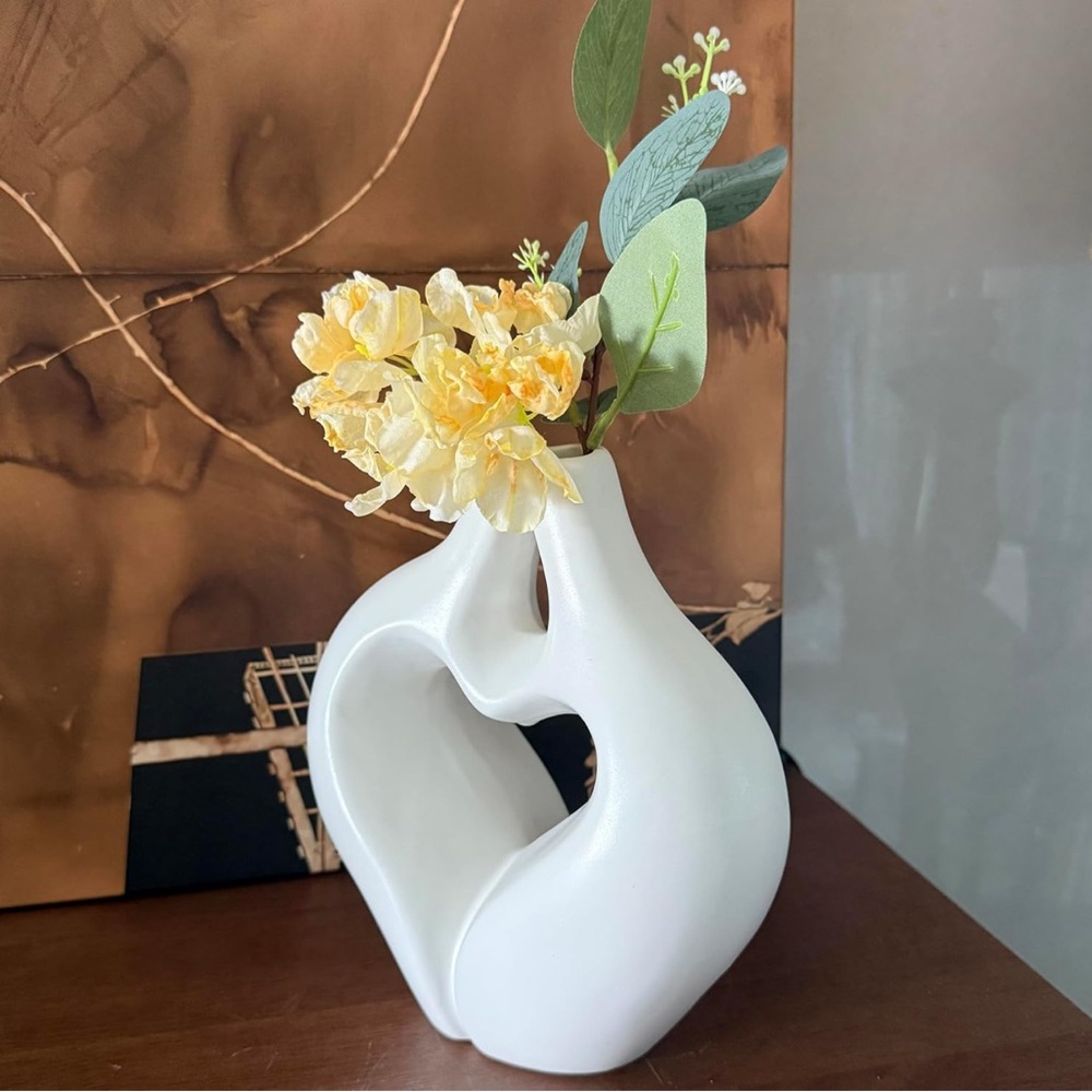 Chic White Heart Ceramic Vase - Picture 3 of 4